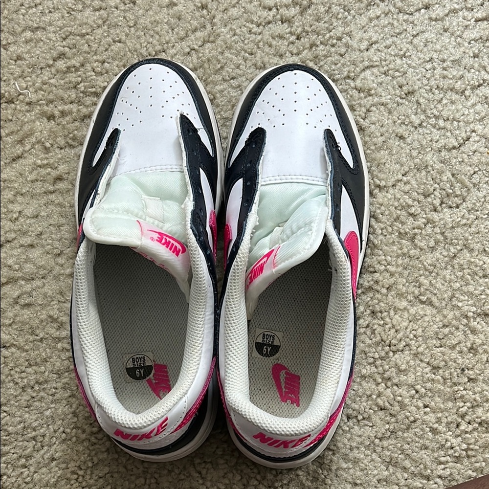 Nike White and Pink Sneakers Low-Top Comfort